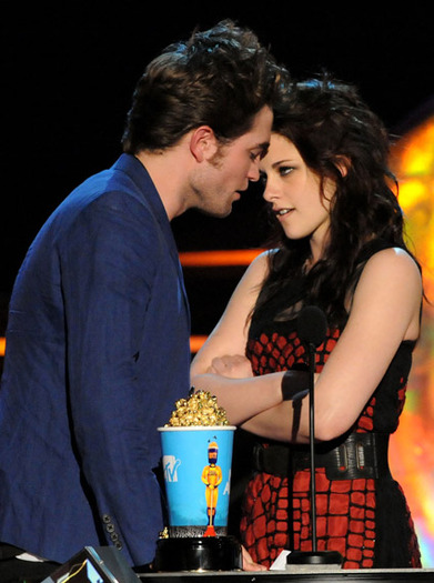 robert-pattinson-kristen-stewart-88086624