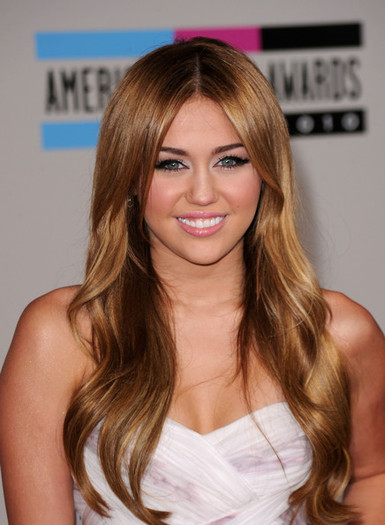 Miley Cyrus 2010 American Music Awards Arrivals SYVit6Stof3l