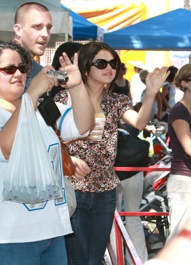 Selena+Gomez+Family+Out+Farmers+Market+xEpvzTcIrrFl