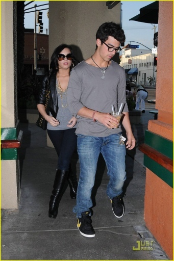 normal_LRG038 - JOE and demi-Out at Erewhon Natural Foods Market in LA-I HATE THESE PHOTOS