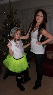 Miley Cyrus - With her Family 2010 (14)