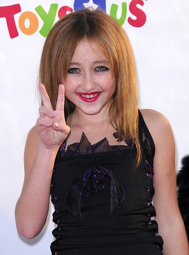 gallery_enlarged-noah-cryus-red-carpet-photos-12152009-15 - my sister Noah Cyrus