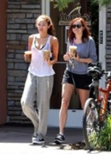 26264333_NUKZKGUVU - x Leaving Coffe Bean in Toluca Lake