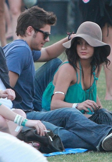 Zac+Efron+Vanessa+Hudgens+Coachella+Music+_-erMQNqGBDl