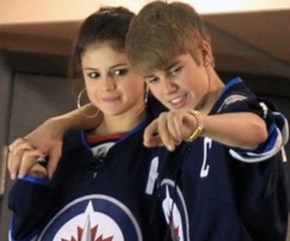 tumblr_ltj4ezYDXi1qibmmso1_500_thumb - x - Sweet Kisses For Selena Gomez At Hockey - x