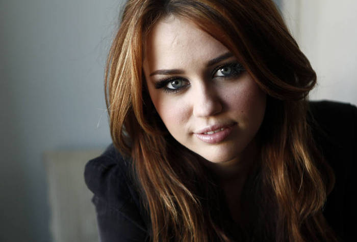 Miley-Cyrus_COM_LastSongPressConference_PhotoSession_10 - The Last Song Press Conference - March 13th 2010 - Photo Session