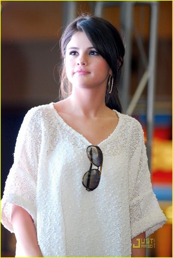 selena-gomez-chicago-stop-01 - x - Selena Gomez - x