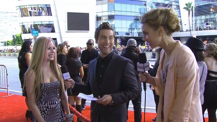 bscap0010 - 2010 - American Music Awards - Red Carpet Interview 01 - Captures by me