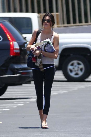 2012 6 3 2012 Kendall Out In Calabasas 8