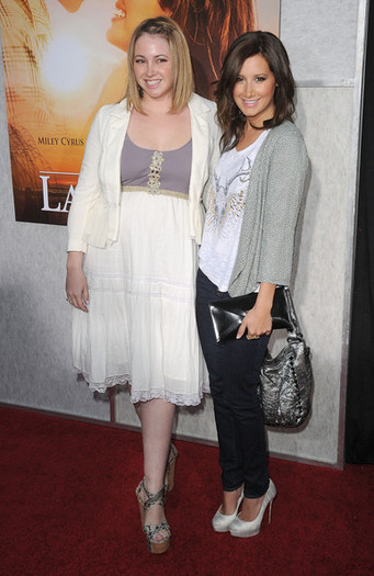 Premiere+Touchstone+Pictures+Last+Song+Arrivals+wOwZ8ZordAel - Ashley at the premiere of The Last Song