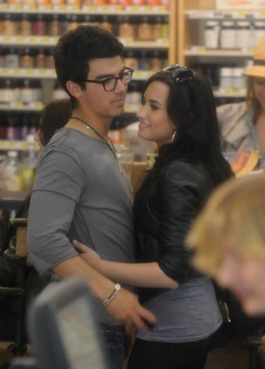 demi-lovato-joe-jonas-pipaieli-in-magazin-foto_8