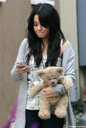 vanessa-hudgens-teddy1