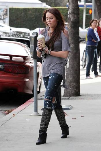 miley-cyrus_COM_CoffeeBean_9Jan2010_031