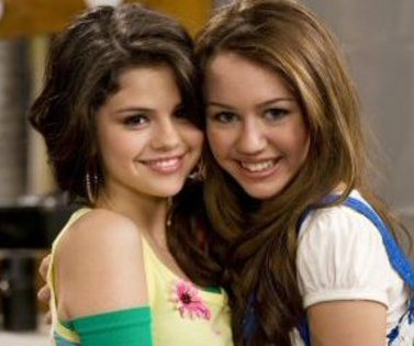 Selena_Gomez_and_Miley_Cyrus