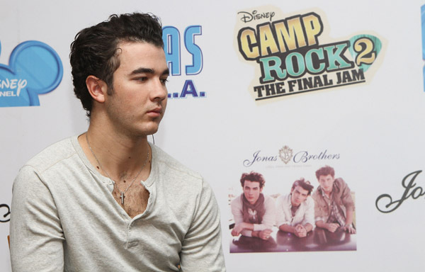 kevin looking - Me and Jonas Brothers Press Conference In Mexico City