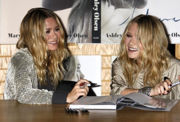 Mary+Kate+Ashley+Olsen+Instore+Book+Signing+KtTKzelq8HVl