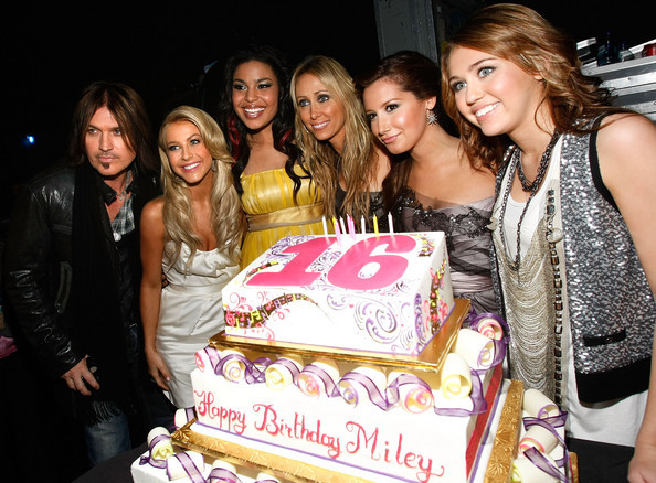 2008+American+Music+Awards+Audience+Backstage+UXY7aEV2O7Ml - Miley Happy Birthday