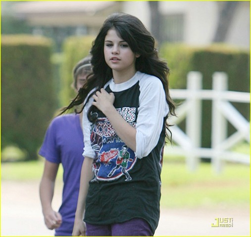 selena-gomez-sick-skateboarder-22