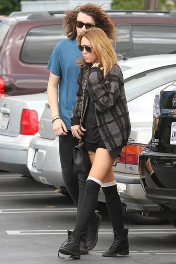 Miley-Cyrus_COM_PaneraBread_9Sept2010_21