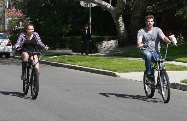 Miley+Cyrus+Liam+Hemsworth+Out+Bike+Ride+Le83IWcxQFcl - Album for Miley real