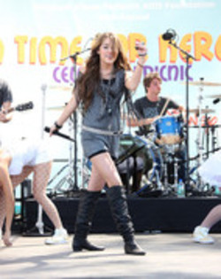 15535970_RNCFPBOAK - miley cyrus 20th Annual A Time for Heroes concert si arrival
