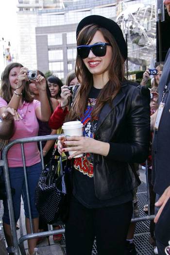 07 - Outside her New York Hotel - August 11th 2008