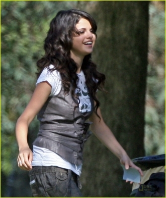 normal_selena-gomez-miley-cyrus-05