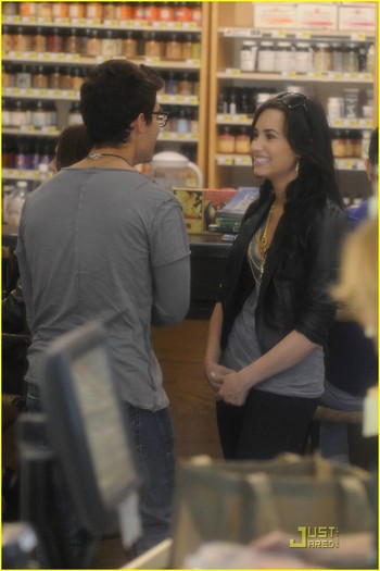 Joe-Jonas-Demi-Lovato-Grocery-Giggly-joe-jonas-11272444-814-1222[1]