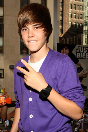 Justin+Bieber+Visits+Nintendo+World+Store+7DDF2R1Xensl