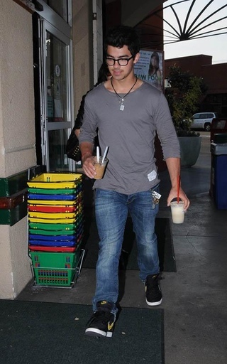 normal_LRG040 - JOE and demi-Out at Erewhon Natural Foods Market in LA-I HATE THESE PHOTOS