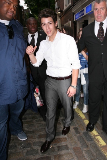 normal_MQ004 - Nick-Out at Queens Theatre in London