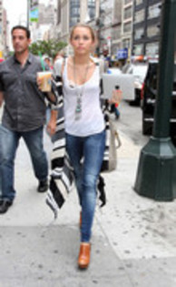 17025483_GLDXQRUAW - Miley Cyrus in Manhattan