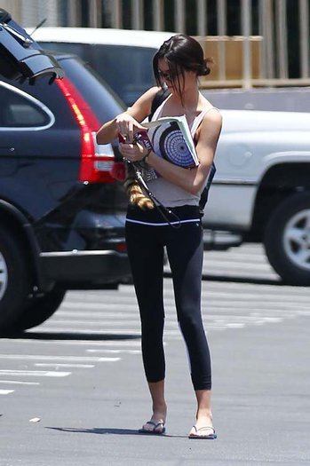 2012 6 3 2012 Kendall Out In Calabasas 1