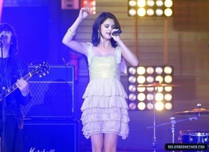 normal_selena-gomez-fama-revolution_8