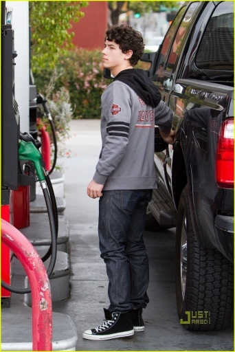 normal_nick-jonas-gas-station-08 - nick-gas station-i love these photos