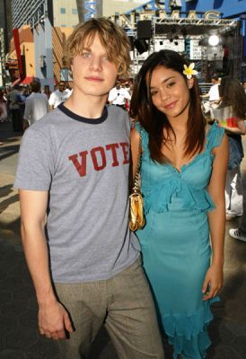 normal_vanessaannehudgens-dot-net_thunderbirdspremiere-la2004july24-021