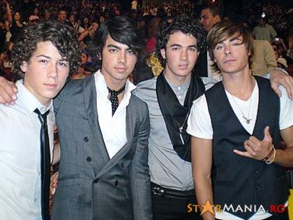 a4eb6f29710907bf33225bf2d7f336de-joe-jonas_11