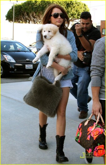 Miley-Out-in-LA-miley-cyrus-10075236-788-1222