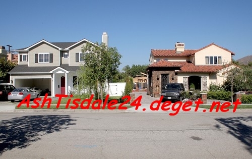 My house and my neighbour, Haylie Duff, house - 000 - Welcome To Toluca Lake