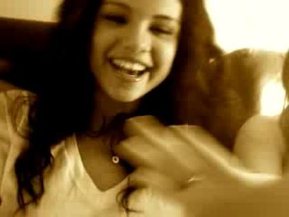 selenagomezfan_com-selenavlog2-0023