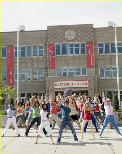 HSM2-high-school-musical-2-164331_967_1222