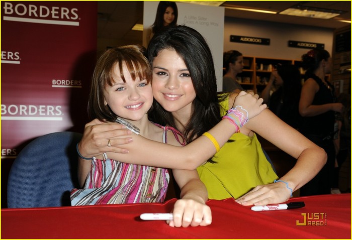 selena-gomez-joey-king-borders-02