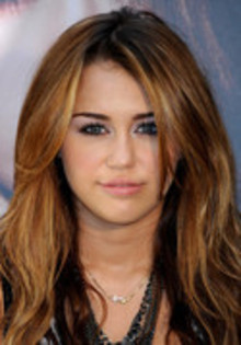 17050040_AZSGAVBTN - Miley Cyrus Presents Can t Be Tamed in Madrid
