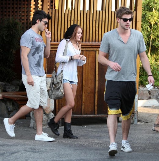 Miley+Cyrus+Liam+Hemsworth+Double+Date+zJwvXcmrcoil