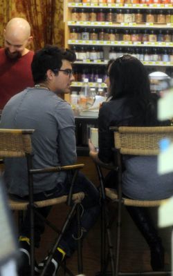 Demi and Joe at a local Grocery Store (9)