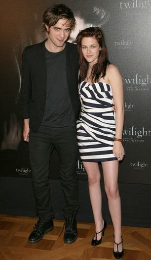 robert_pattinson_kristen_stewart_twilight_photo_call_paris_13_0_0_0x0_400x686