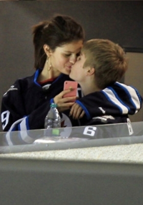 normal_selena-justin-jogo-jets_large