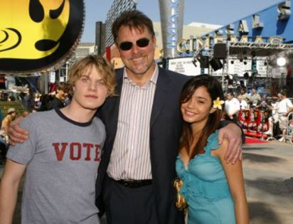 normal_vanessaannehudgens-dot-net_thunderbirdspremiere-la2004july24-024