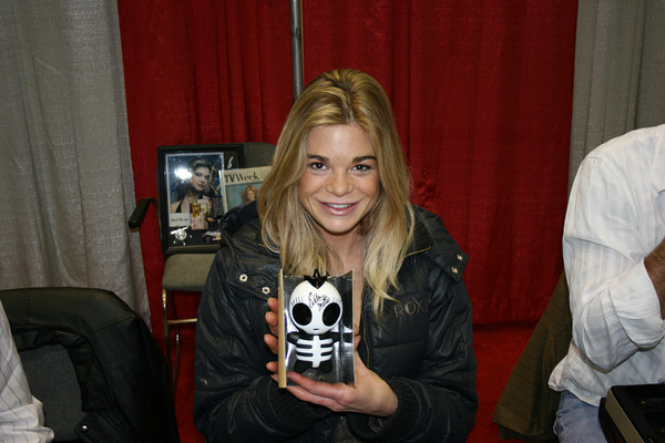 ellen-muth-signs-a-spooky-thing