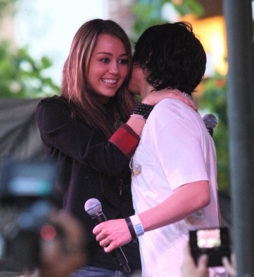 Miley Cyrus (5) - 0 Miley Cyrus-Mitchel Mussos Free Concert at The Grove 0